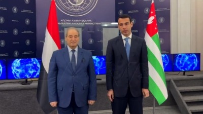 وزير خارجيتي النظام السوري فيصل المقداد وأبخازيا اينال أردزينبا (سانا)