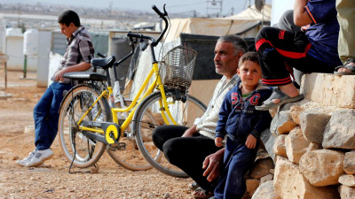 لاجئون سوريون في مخيم الزعتري في الأردن (رويترز)