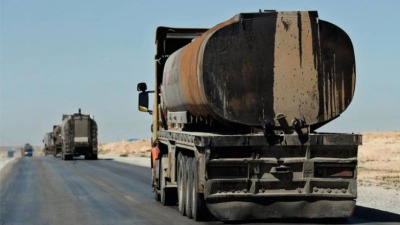 صهاريج تحمل النفط من مناطق سيطرة "قسد" إلى مناطق سيطرة النظام السوري - AFP