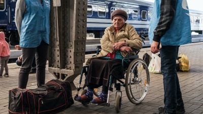 عجوز أوكرانية مقعدة تصل إلى محطة ليفيف للقطارات في أيار 2022