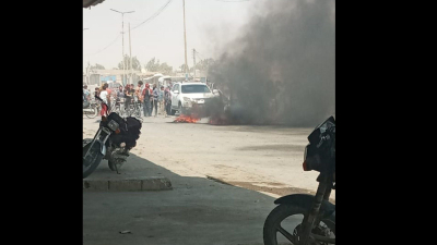 أهالي قرية جزرة البوحميد أثناء غلقهم الشوارع الرئيسية (متداول)