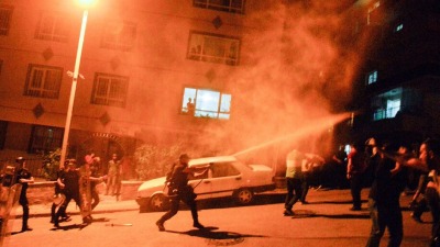 الشرطة التركية تستخدم الغاز المسيل للدموع لتفريق من قاموا بتدمير محال السوريين وممتلكاتهم في ألتنداغ بأنقرة في آب 2021