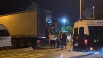 الشاحنة التي كانت تقل طالبي اللجوء في مرمريس (EN SON HABER)