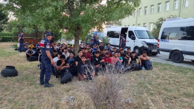 مهاجرون موقوفون لدى فرق الجندرما التركية في ولاية كيركلاريلي (وسائل إعلام تركية)