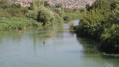 نهر العاصي قرب مدينة دركوش في إدلب (تويتر)