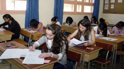 طالبات يجرين امتحانات في سوريا (تويتر)