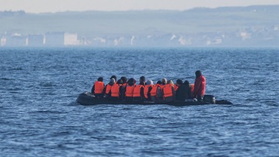مهاجرون عبر البحر يستقلون قارباً مطاطياً - المصدر: تايمز لايف