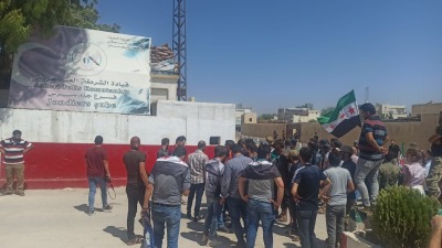 تجمع الإعلاميين أمام مقر الشرطة العسكرية في جنديرس (تلفزيون سوريا)