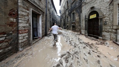آثار السيول على منطقة ماركي وسط إيطاليا (رويترز)