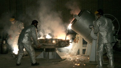 فنيون يعملون بموقع لمعالجة اليورانيوم في إيران - رويترز