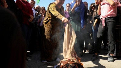متظاهرات إيرانيات يحرقن حجابهنَّ احتجاجاً على مقتل مهسا أميني (AP)