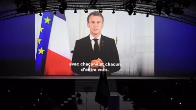 لقطة من خطاب ماكرون عبر الفيديو في مؤتمر الحزب (AFP)