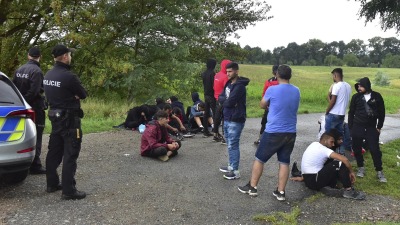 الشرطة التشيكية توقف طالبي اللجوء إثر عمليات تفتيش عشوائية بالقرب من الحدود السلوفاكية - 15 أيلول 2022 AP))