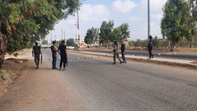 شبان يقطعون طريقا في بلدة اليادودة بدرعا (تجمع أحرار حوران)