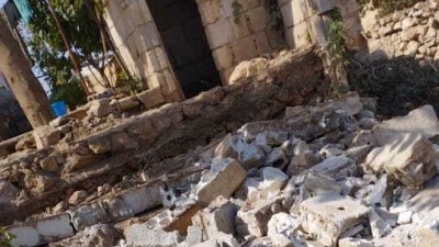 مكان الجدار الذي سقط على الطفل في بلدة عدوان في إدلب (الدفاع المدني)