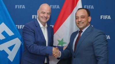 رئيس "الفيفا" جياني إنفانتينو مع رئيس الاتحاد السوري لكرة القدم صلاح رمضان (الوطن)