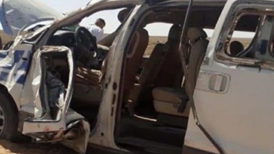 سيارة الـ "فان" التي تعرضت لحادث على  طريق "دير الزور - تدمر" (فيس بوك)