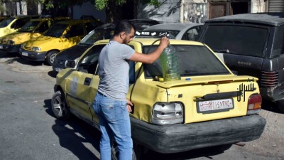 شراء البنزين من السوق السوداء وتعبئة السيارات عبر البدونات في شوارع دمشق – "صحيفة تشرين"