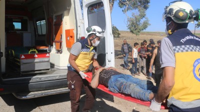 إسعاف فتى أصيب بحادث سير في ريف إدلب شمال غربي سوريا - 28 أيلول 2022 (الدفاع المدني السوري)