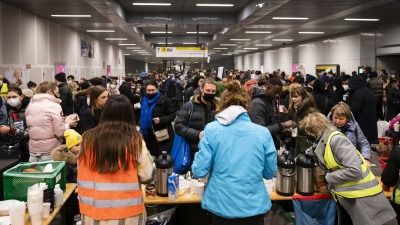 من مشاهد استقبال اللاجئين الأوكرانيين في محطة برلين المركزية للسكك الحديدية (Bloomberg)