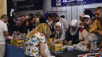 عدد من الأهالي في إحدى صالات "السورية للتجارة" لشراء القرطاسية (الوطن)