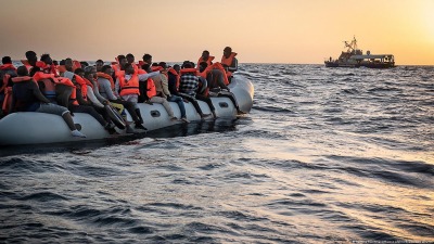قارب لاجئين في وسط البحر (إنترنت)