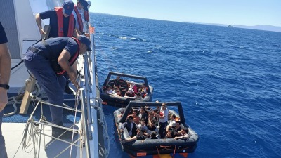 خفر السواحل التركي ينقذ طالبي لجوء دفعتهم اليونان قبالة ولاية إزمير- 16 من أيلول 2022 (الأناضول)
