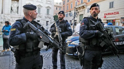 الشرطة الإيطالية تعتقل أشخاصاً بتهمة تهريب لاجئين