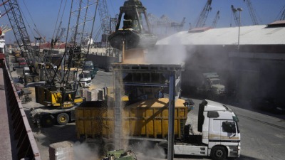 سفينة AK Ambition بعد رسوها في ميناء طرابلس اللبناني 