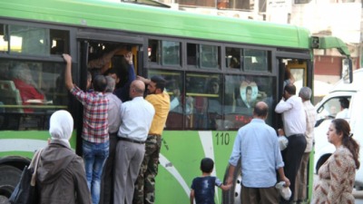 الازدحام داخل أحد باصات النقل الداخلي في مدينة دمشق (فيس بوك)