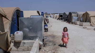 طفلة سورية تمشي حافية القدمين في مخيم للنازحين بإدلب - التاريخ: 4 آب 2022