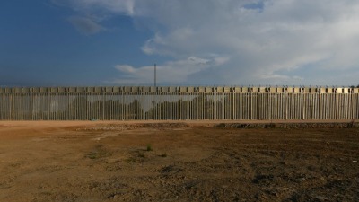 الجدار الحدودي بين اليونان وتركيا قرب مدينة أليكسندروبولي - رويترز