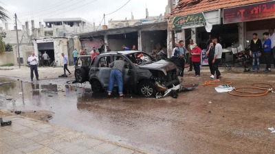 سيارة لقوات النظام السوري استهدفت بعبوة ناسفة في مدينة إزرع شمالي درعا- 1 من أيار 2022 (إنترنت)