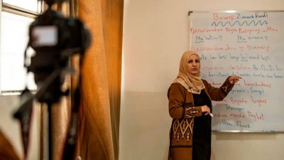 معلمة تدرس اللغة الكردية في المعهد العالي للغات في الشمال السوري