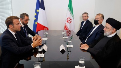 الرئيس الفرنسي إيمانويل ماكرون يلتقي بنظيره الإيراني إبراهيم رئيسي على هامش أعمال الجمعية العامة للأمم المتحدة في نيويورك - AP