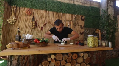 شيف يطبخ في مخيم 