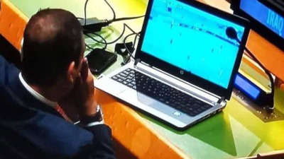 الدبلوماسي العراقي أثناء مشاهدته لمباراة أثناء انعقاد اجتماع الجمعية العامة للأمم المتحدة (تويتر)