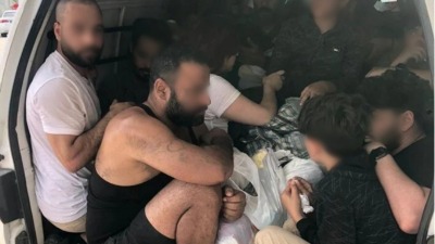  سوريون ضبطوا في شاحنة بولاية موغلا التركية - المصدر: الإنترنت 