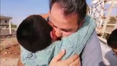 عبد السلام الحميدي يلتقي طفله بعد الإفراج عنه