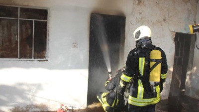 متطوع في الدفاع المدني يخمد حريقاً (الدفاع المدني)