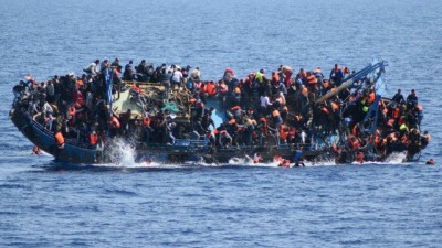 قارب محمل بالمهاجرين في البحر المتوسط - المصدر: الإنترنت