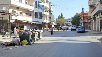 نفايات في أحد شوارع اللاذقية 