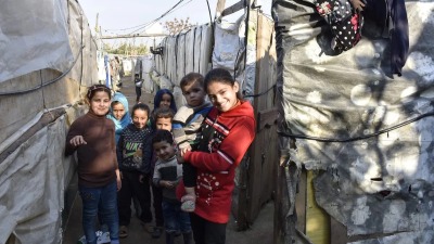 أطفال سوريون في أحد مخيمات اللجوء في طرابلس شمالي لبنان (الأناضول)