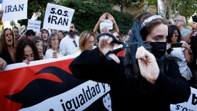 تجمع في إسبانيا تضامنا مع المظاهرات الإيرانية