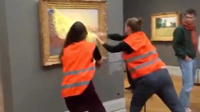 لحظة الاعنداء على لوحة "أكوام التبن" للرسام الفرنسي كلود مونيه (فيديو)