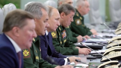 الرئيس الروسي فلاديمير بوتين مع كبار قادته العسكريين في مركز مراقبة الدفاع الوطني في موسكو (رويترز)