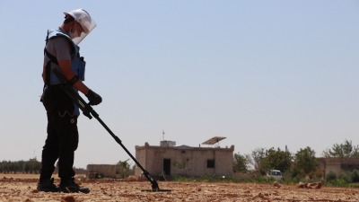 عنصر من الدفاع المدني السوري أثناء تنظيف مكان من الذخائر (الدفاع المدني السوري)