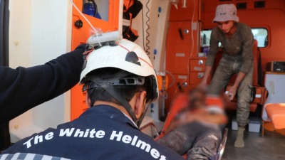 إسعاف أحد المصابين ونقله إلى مشفى مدينة إدلب – الدفاع المدني السوري