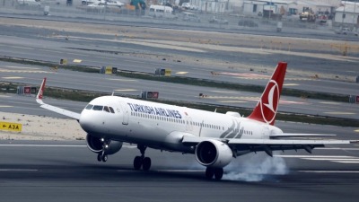 طائرة تابعة للخطوط الجوية التركية تهبط في مطار إسطنبول (رويترز)