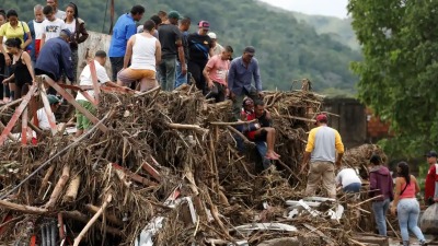 آثار الانهيارات والفيضانات في فنزويلا (رويترز)